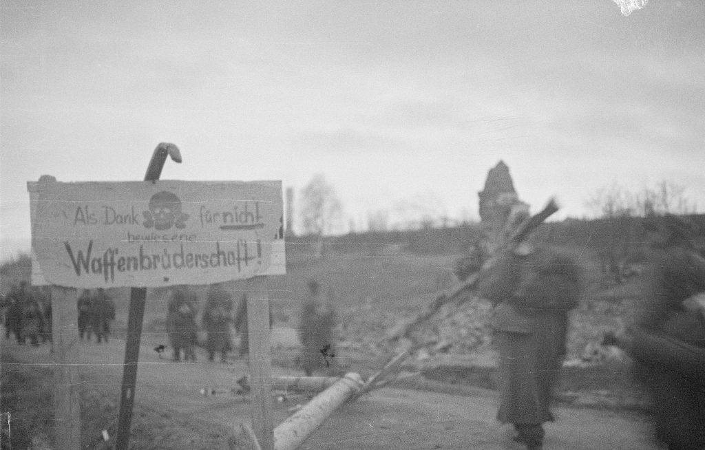 A sign left by the Germans in Muonio during the Lapland War: "In thanks for not showing brotherhood in arms." (Image: SA-Kuva)