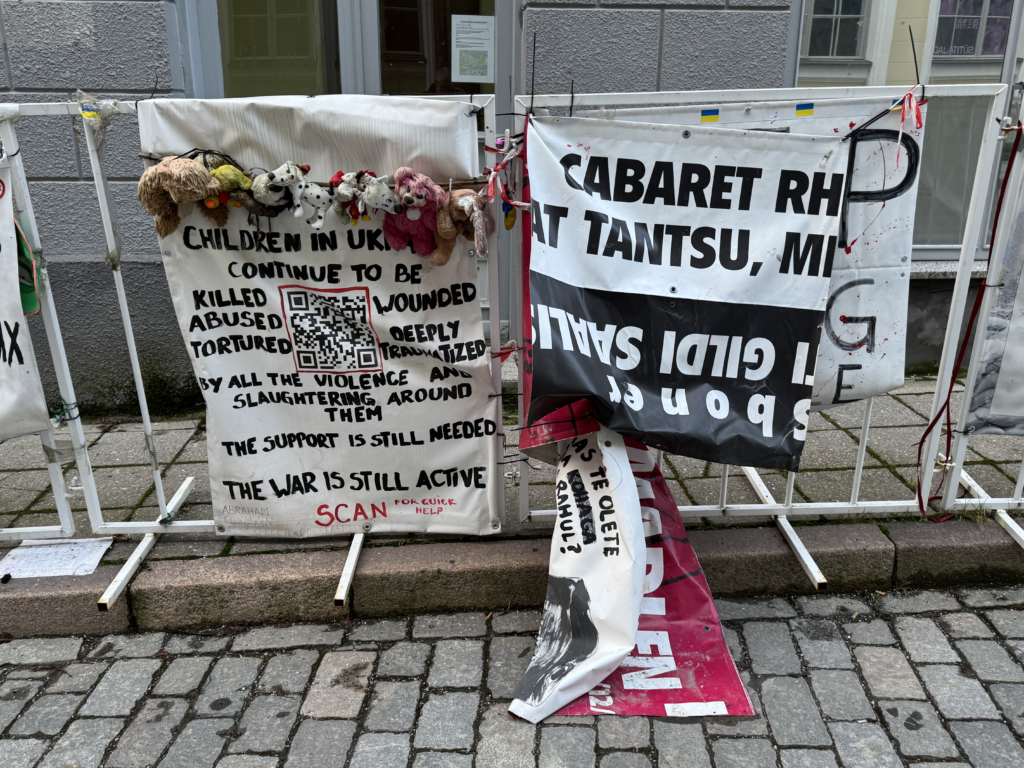 Fighting against Russian war propaganda: A fence of protest, outside of the Russian embassy in Tallinn, Estonia (Images: NDR, taken in January 2025)