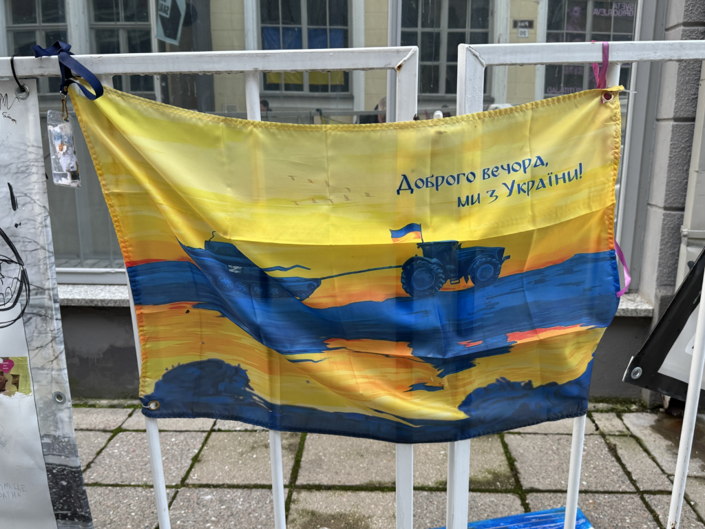 Fighting against Russian war propaganda: A fence of protest, outside of the Russian embassy in Tallinn, Estonia (Images: NDR, taken in January 2025)