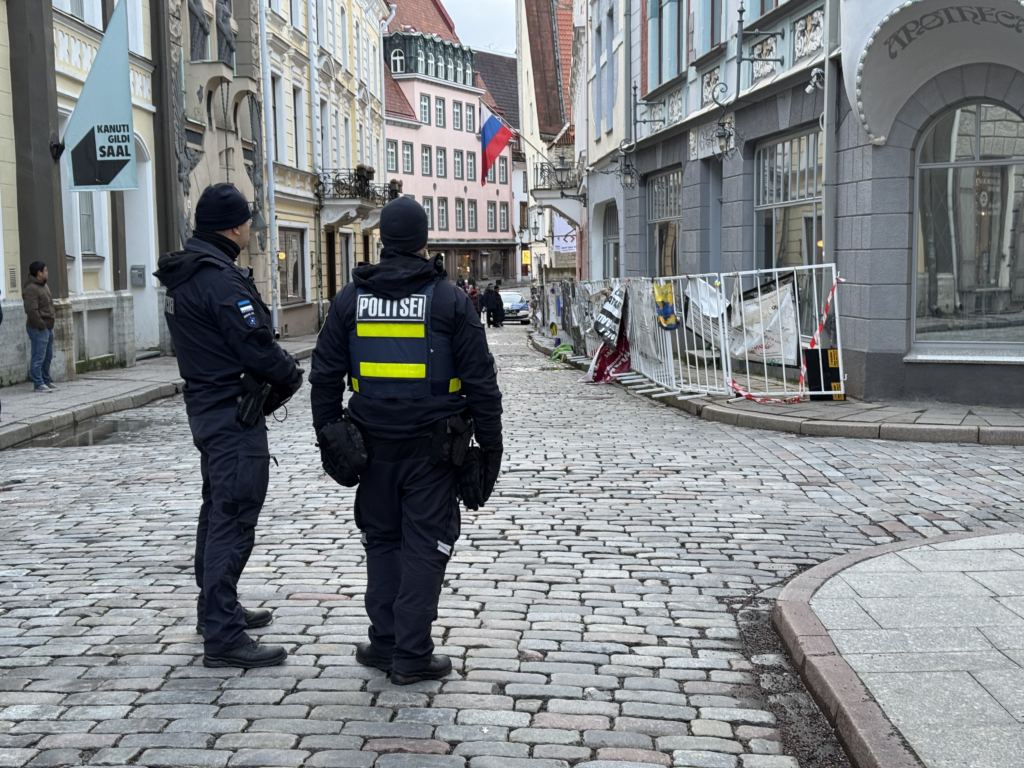 Fighting against Russian war propaganda: A fence of protest, outside of the Russian embassy in Tallinn, Estonia (Images: NDR, taken in January 2025)