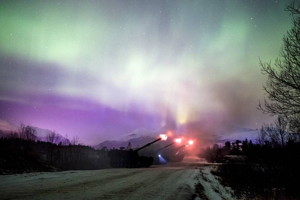 • K9 artillery guns from Battery Piraya in the Artillery Battalion, Brigade Nord, stand gathered under the Northern Lights in the Setermoen training area during an exercise in September 2022. (Image: Image: Forsvaret.no)
