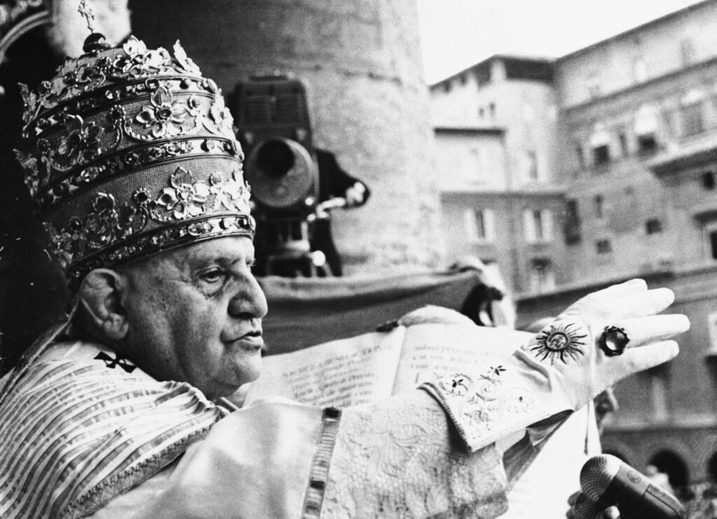 Pope John XXIII's coronation on 4 November 1958. He was crowned wearing the 1877 Palatine Tiara. (Image: Public Domain, Wikipedia)