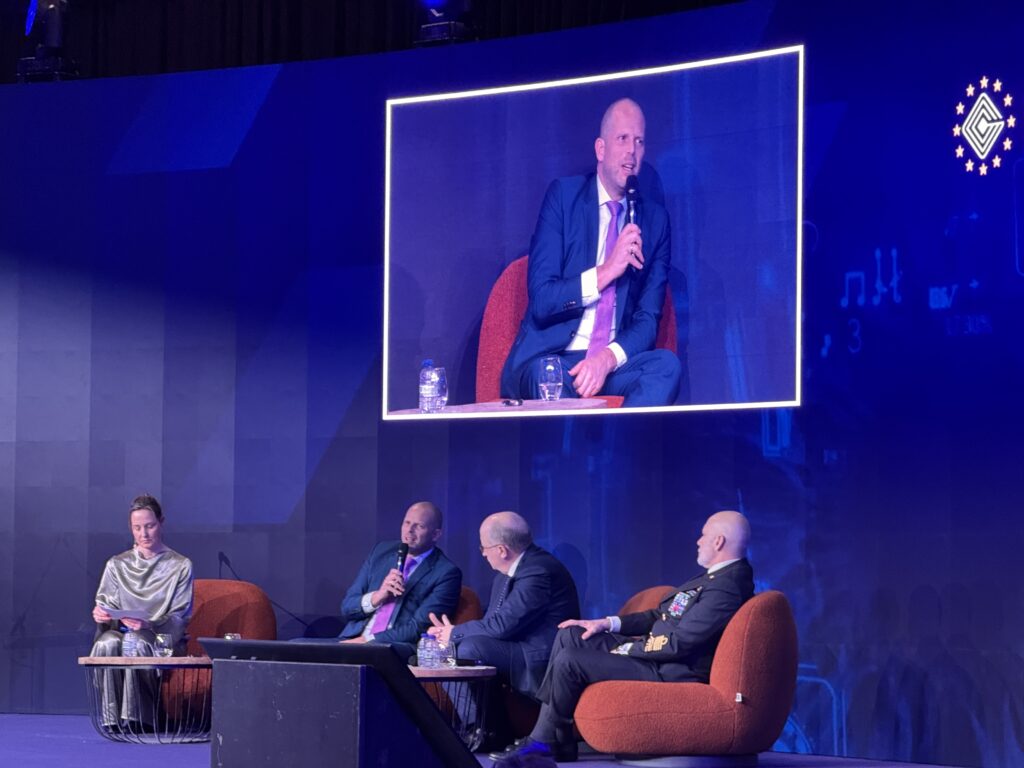 Theo Francken (left, Be MOD), Andrius Kubilius (EU Commissioner for Defence)
and Admiral Giuseppe Cavo Dragone (Chair of the NATO Military Committee) attending last Sofa Talk of BEDEX 2026.
