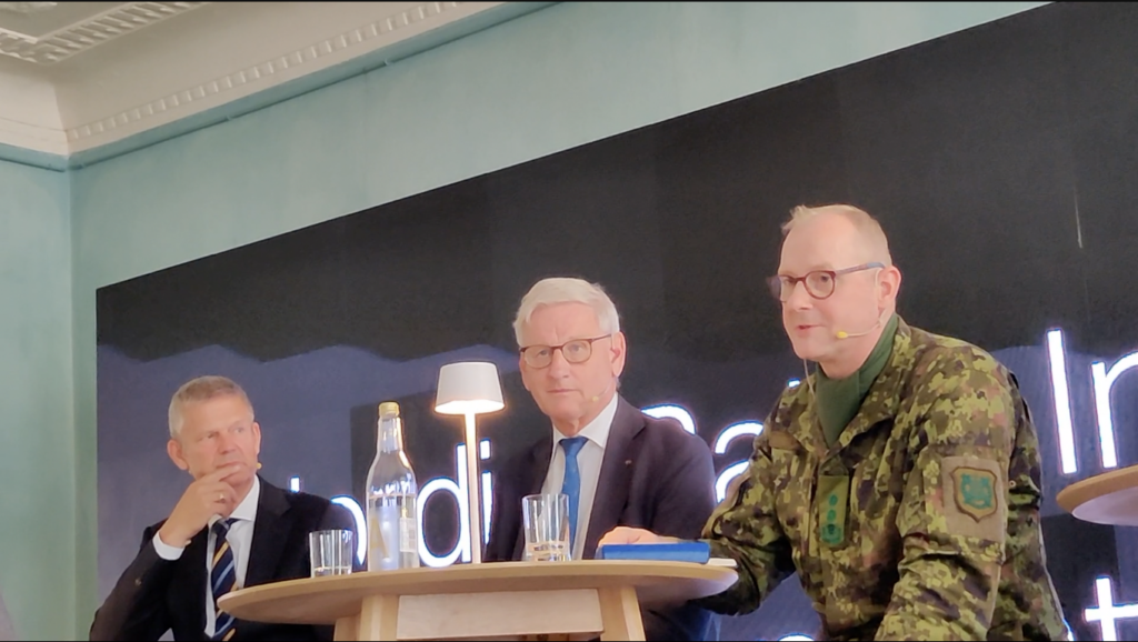 Col (Ret.) Björn Nobel (left), Former officer in the Swedish Navy; Carl Bildt Former Swedish Prime Minister and Foreign Minister – and Major General Vahur Karus Chief of Staff of the Joint Headquarters Estonian Defence Forces. (Image: NDR)