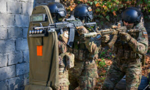SOBR operators advancing behind a VANT-VM ballistic shield. Source: Reddit, user “flurp dem”.
