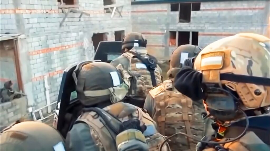 SOBR operators advancing behind a VANT-VM ballistic shield. Source: Reddit, user “flurp dem”.